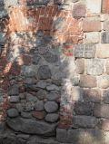 Kirchenmauerwerk mit Jerusalemkreuz