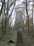 Aussichtsturm im Nebel