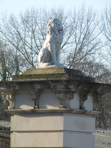 Löwentor - Sandsteinportal zum ehemaligen Schloss