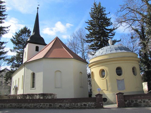 Kirche Fredersdorf mit Mausoleum der Podewilsschen Familie