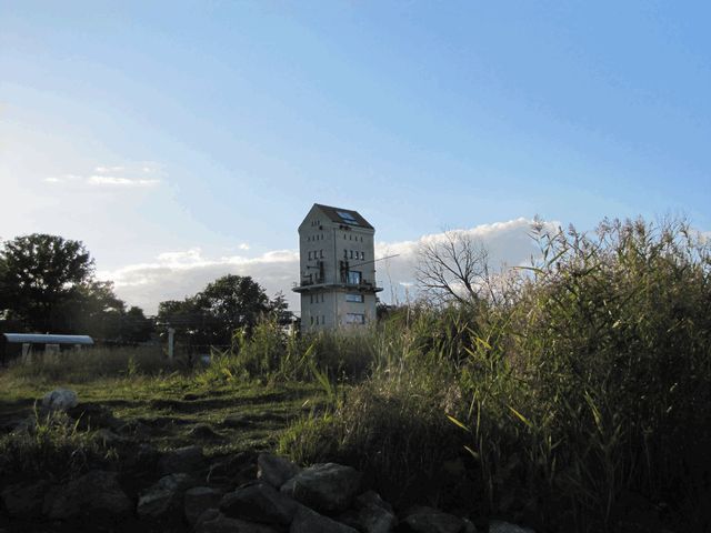 Historischer Verladeturm am Hafen