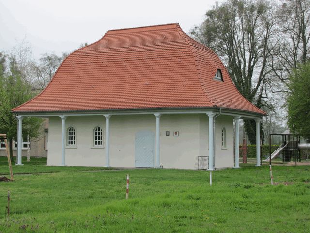 Kleiner Pavillon (Pumpenhaus) vor dem Schloss