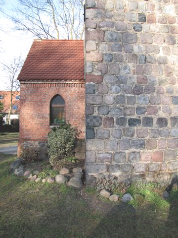 Kirche mit Schachbrettstein