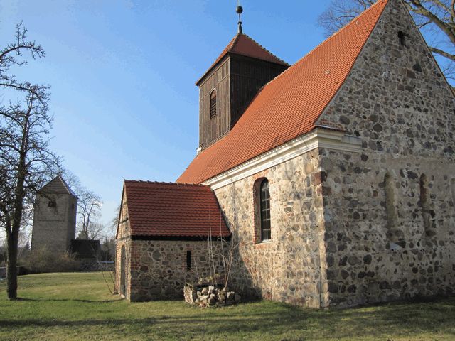 Kirche mit Spritzenhaus