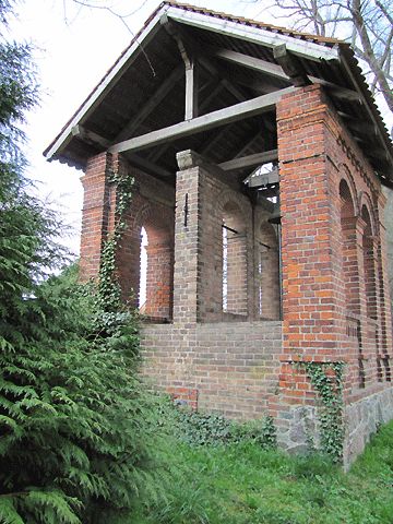 Glockenstuhl vor der Kirche