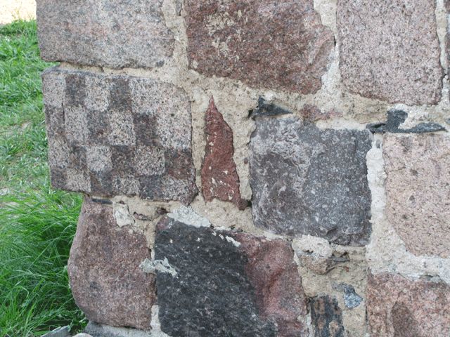 Schachbrettstein an der Kirchenruine