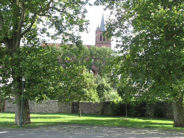 Kirche mit Stadtmauer