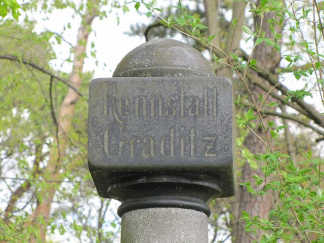 Rennstall Graditz, Säule am Eingang