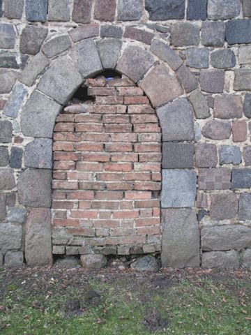 Schachbrettstein an der Kirche