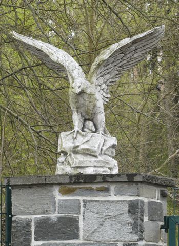 Adler auf Eingangspfeiler am ehemaligen Sanatorium