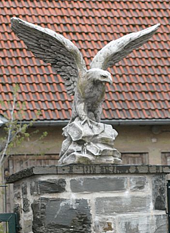 Adler auf Eingangspfeiler am ehemaligen Sanatorium