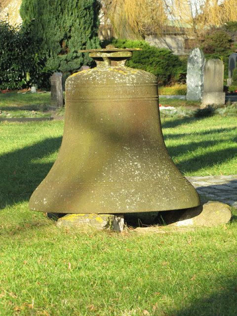 Frühere mittelalterliche Glocke vor der Kirche