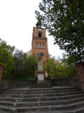 Pfarrkirche mit Denkmal für die Gefallenen im Ersten Weltkrieg