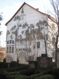 Fassadenmalerei neben der Kirche