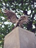 Bronzener Adler auf Pfeilerberg