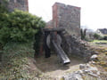 Kirchenruine mit Gedenktafel