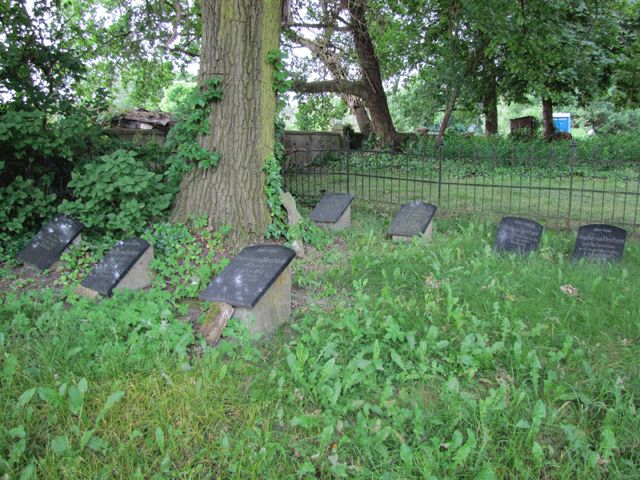 Grabsteine der Familie von Oertzen auf dem Kirchhof