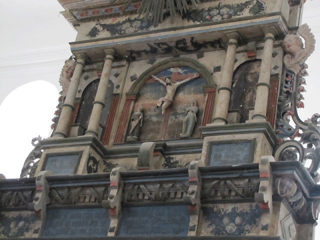 Kirche, Altaraufsatz aus Holz