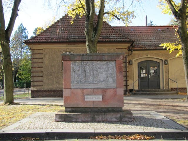 Gedenkstein im Kirchhof