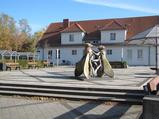 Bahnhofsvorplatz Hohen Neuendorf mit Skulptur "Bienentanz"