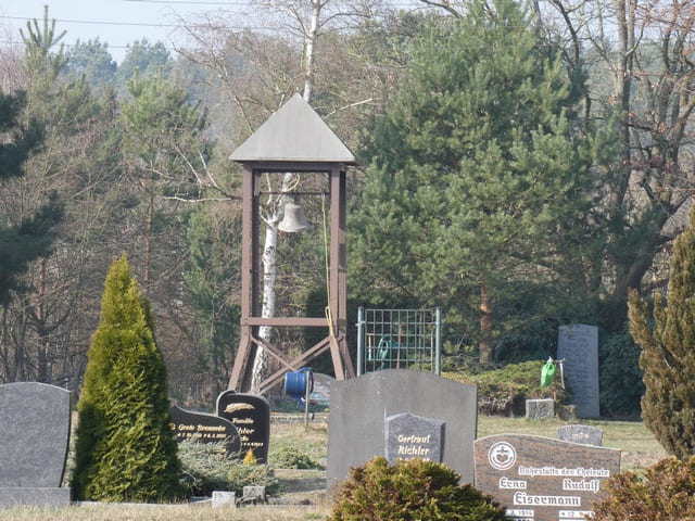 Glockenturm auf dem Friedhof