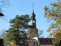 Blick von der Schönfließer Straße zur Kirche