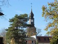 Blick von der Schönfließer Straße zur Kirche