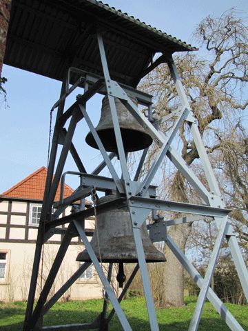 Glockengestell an der Kirchenruine