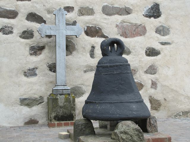 Glocke vor der Kirche