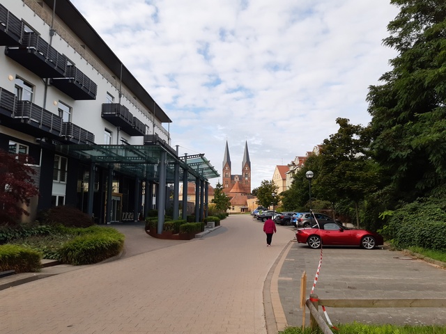 Blick von der Seepromenade zur Klosterkirche Sankt Trinitatis