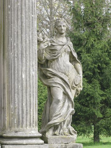 Sandsteinskulptur am Eingang Schlosspark