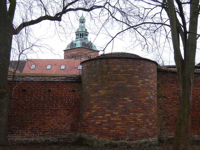 Stadtmauer mit Blick zur Marienkirche