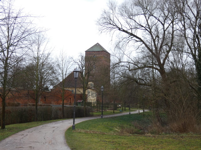 Friedrich-Ebert-Park mit Blick zur Alten Bischofsburg