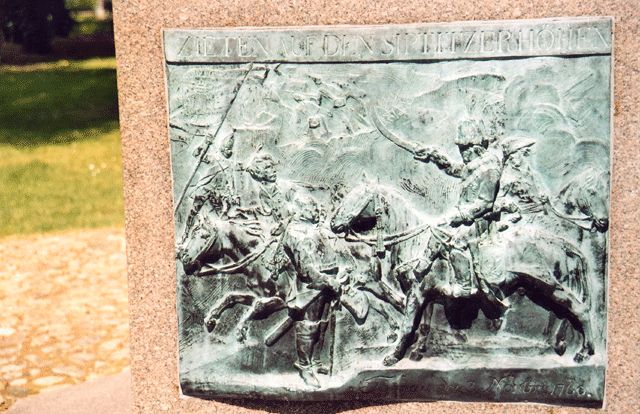 Denkmal Hans Joachim von Zieten, Relief mit Schlachtszenen