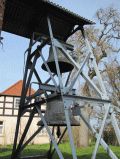 Glockengestell an der Kirchenruine