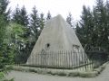 Grabpyramide im Schlosspark