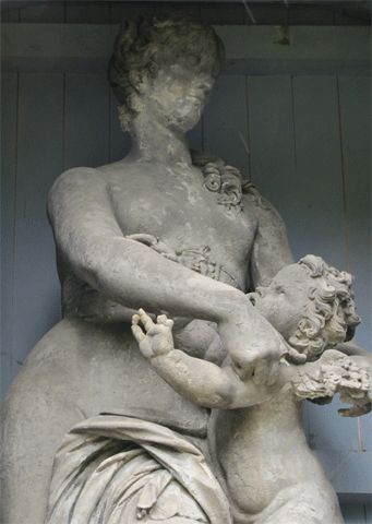 Skulptur "Venus den Amor züchtigend" vor dem Schloss