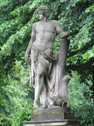 Bacchus, der griechische Gott des Weines, am Bassin im Schlosspark
