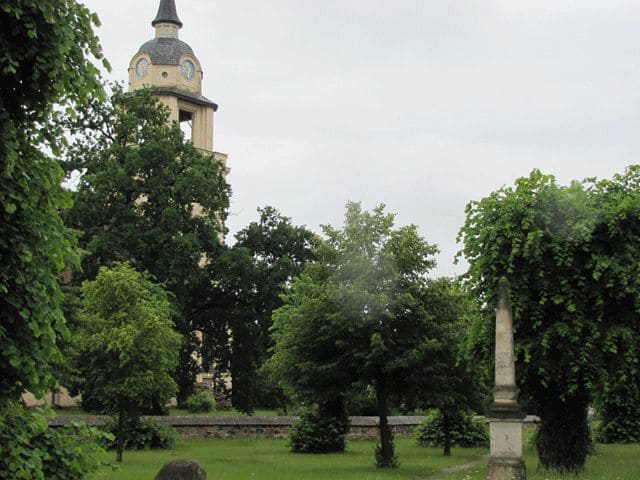 Kirche und Postmeilensäule