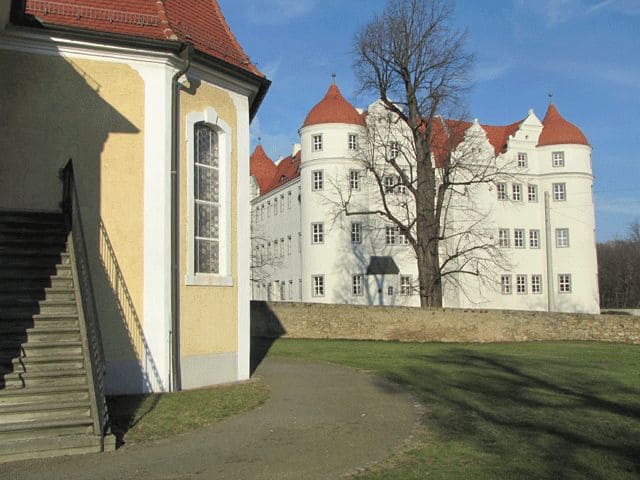 Wasserschloss und Kirche