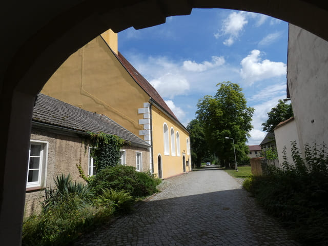 Blick durch das Torhaus zur Schlosskirche