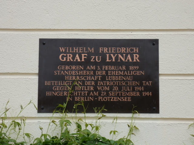 Gedenktafel an Wilhelm Friedrich Graf zu Lynar am Schloss