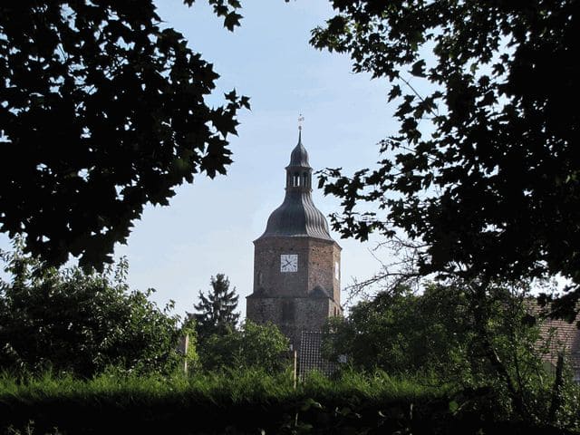 Blick vom Schlosspark zur Kirche