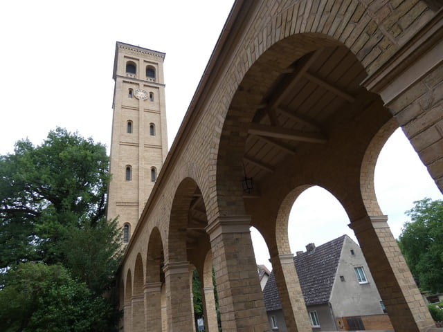 Säulenarkade und Glockenturm an der Bornstedter Kirche