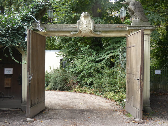 Eingang zum Gut Schloss Golm
