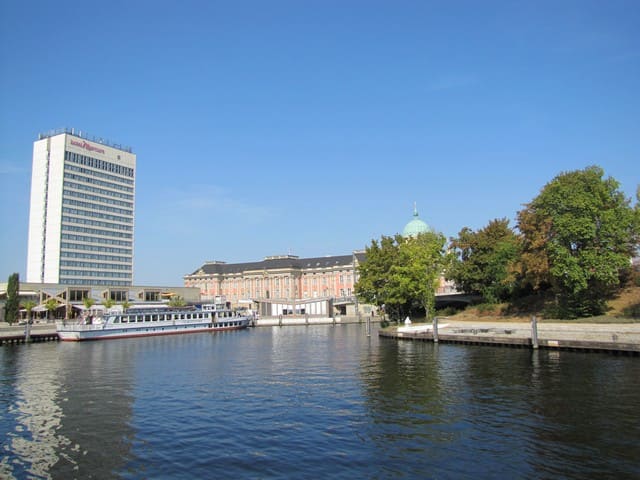 Anlegestelle Lange Brücke mit Hotel Mercure und Landtag Brandenburg