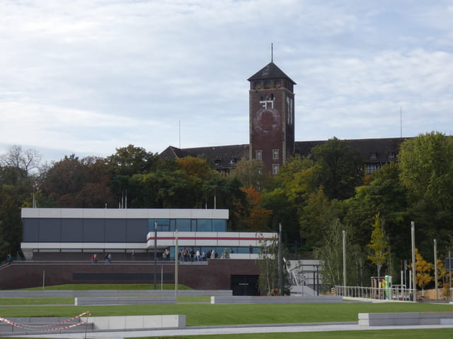 DAS MINSK Kunsthaus mit ehemaligem Landtag im Hintergrund