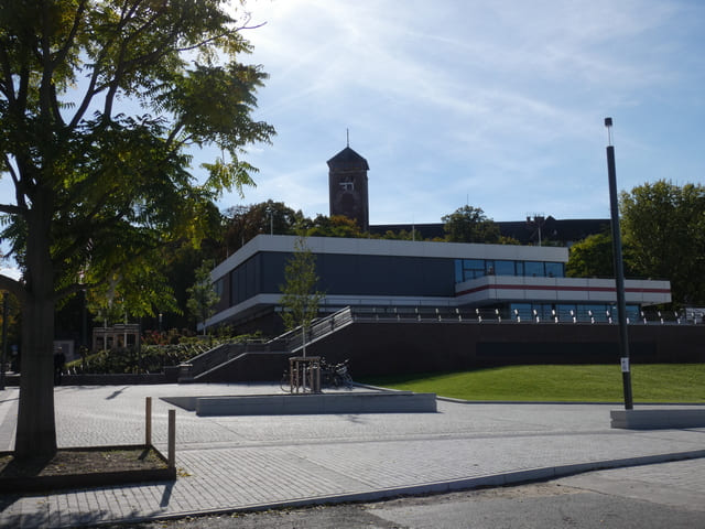 DAS MINSK Kunsthaus mit ehemaligem Landtag im Hintergrund