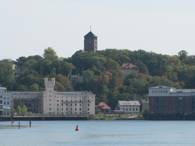 Blick von der Havel zum Brauhausberg mit Speicherstadt im Vordergrund