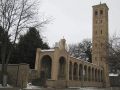 Säulenarkade und Glockenturm an der Bornstedter Kirche